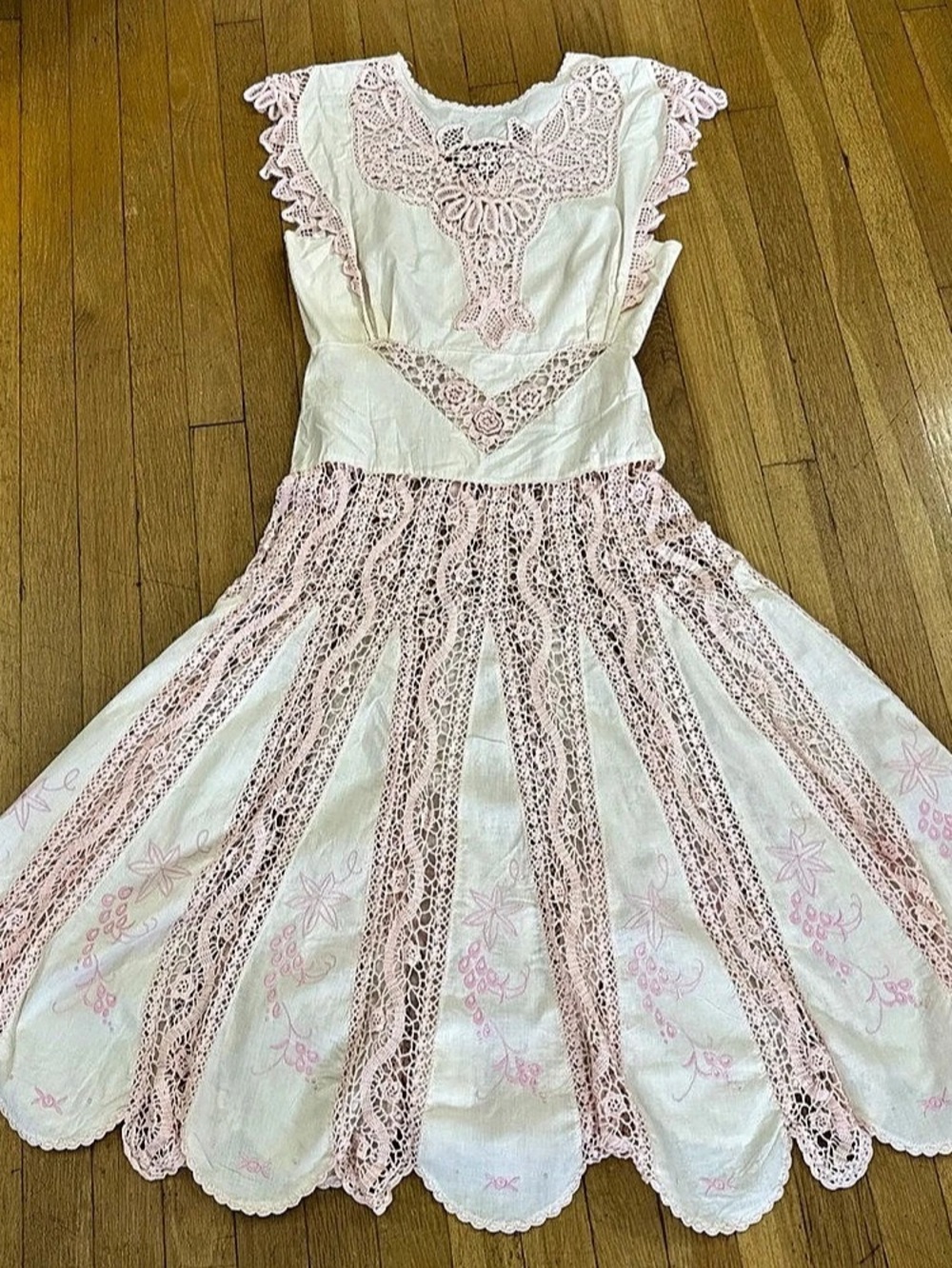 Lim's Floral Lace Midi Dress in White & Pink Size Medium